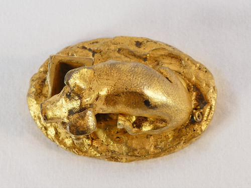 Kleines Schweinchen mit Kübel aus vergoldeter Bronze