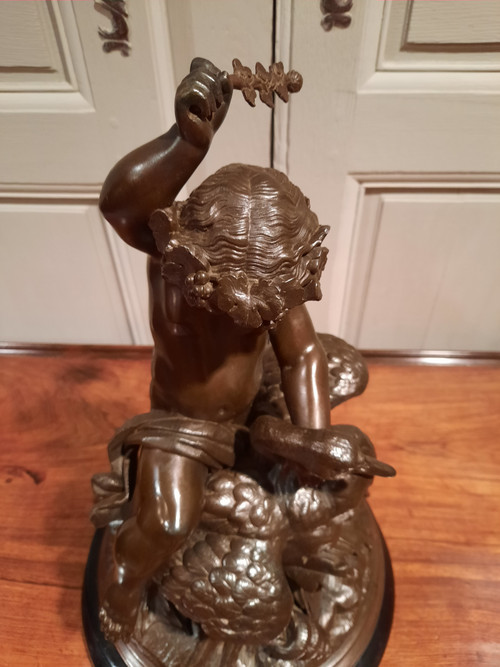 Sculpture en régule d’époque XIXème siècle représentant un putti chevauchant un cygne.