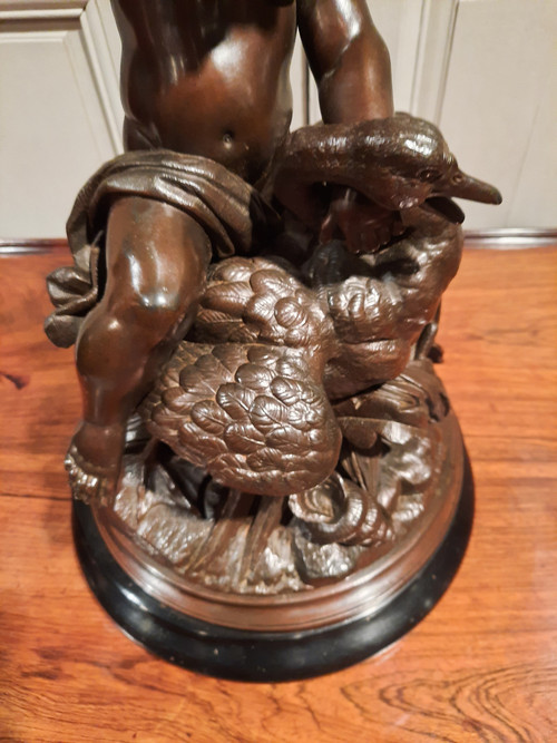 Sculpture en régule d’époque XIXème siècle représentant un putti chevauchant un cygne.