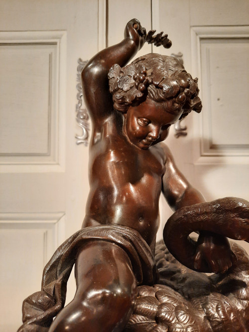 Sculpture en régule d’époque XIXème siècle représentant un putti chevauchant un cygne.