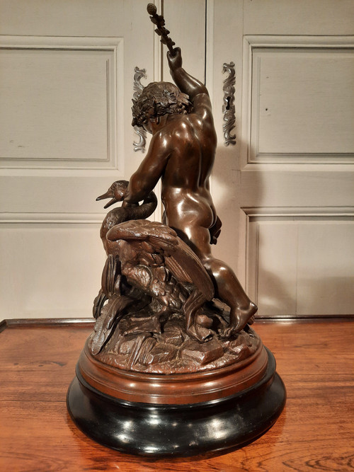 Sculpture en régule d’époque XIXème siècle représentant un putti chevauchant un cygne.