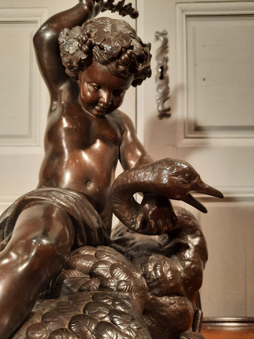 Sculpture en régule d’époque XIXème siècle représentant un putti chevauchant un cygne.