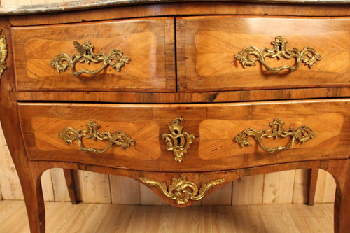 Louis XV period Sauteuse chest of drawers