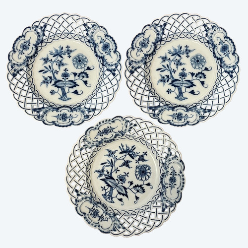 3 openwork plates in Meissen porcelain decorated with onion flowers