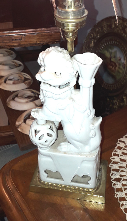 Lampada da comodino in porcellana della fine del XIX secolo, decorata con un cane cinese fo
