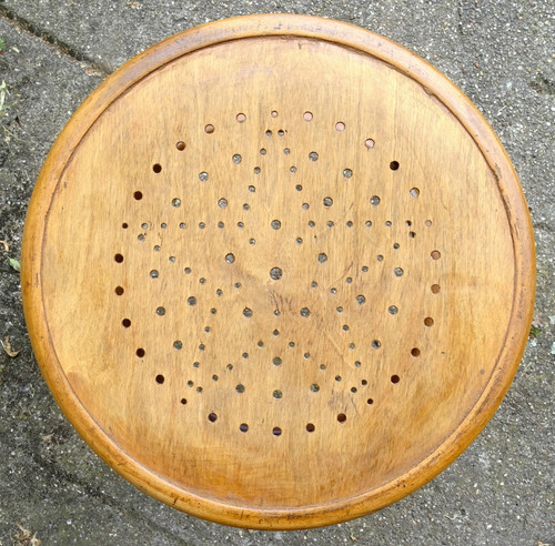 Bistro stool, wooden seat, star circa 1925 No Thonet