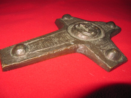 Croix pascale en bronze avec un mouton au centre ​​​​​​​ dans médaillon début XXème