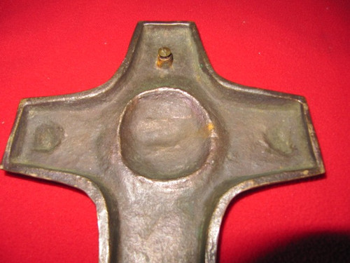 Croix pascale en bronze avec un mouton au centre ​​​​​​​ dans médaillon début XXème