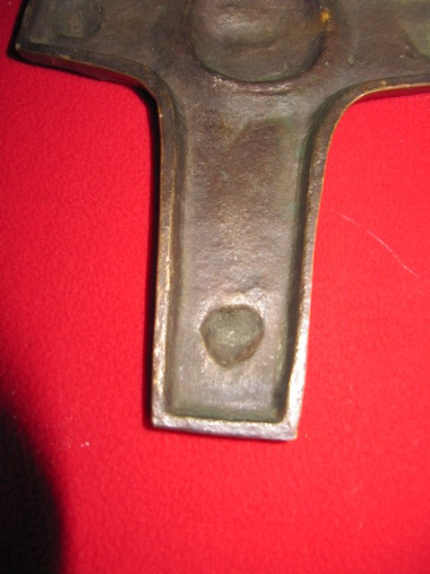 Croix pascale en bronze avec un mouton au centre ​​​​​​​ dans médaillon début XXème