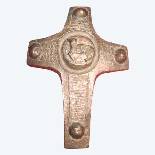 Croix pascale en bronze avec un mouton au centre ​​​​​​​ dans médaillon début XXème