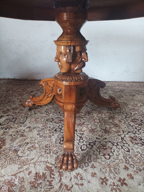 Table de milieu octogonale Napoléon III en noyer marqueté
