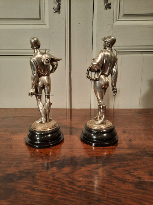 Due sculture in bronzo argentato raffiguranti fantini. Firmate Lalouette.