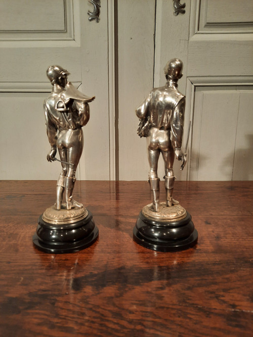Due sculture in bronzo argentato raffiguranti fantini. Firmate Lalouette.