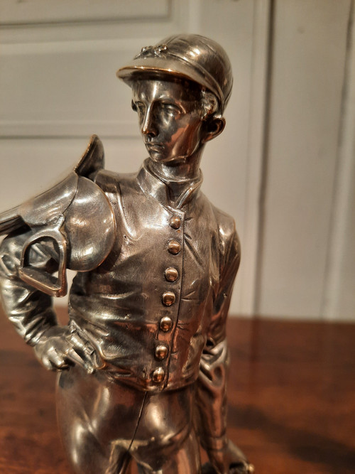 Due sculture in bronzo argentato raffiguranti fantini. Firmate Lalouette.