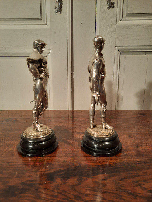 Due sculture in bronzo argentato raffiguranti fantini. Firmate Lalouette.
