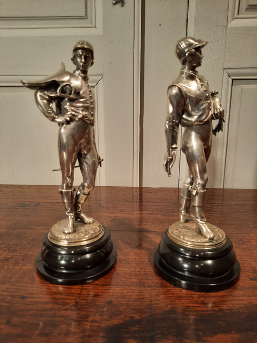 Due sculture in bronzo argentato raffiguranti fantini. Firmate Lalouette.