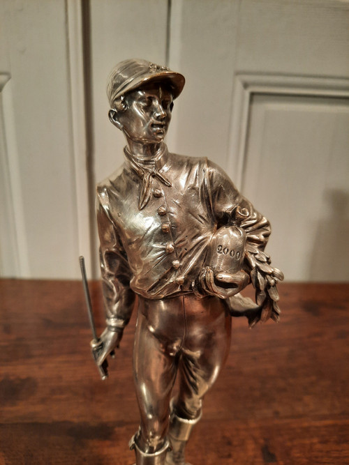 Due sculture in bronzo argentato raffiguranti fantini. Firmate Lalouette.