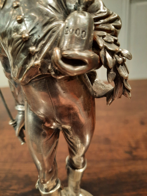 Due sculture in bronzo argentato raffiguranti fantini. Firmate Lalouette.