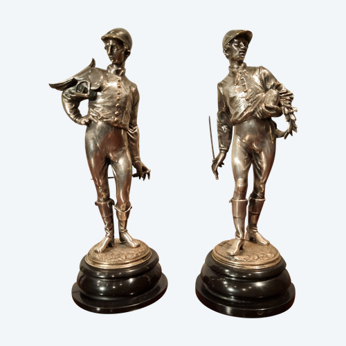 Due sculture in bronzo argentato raffiguranti fantini. Firmate Lalouette.