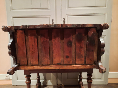 Credenza provenzale in noce modellata e intagliata del XVIII secolo.