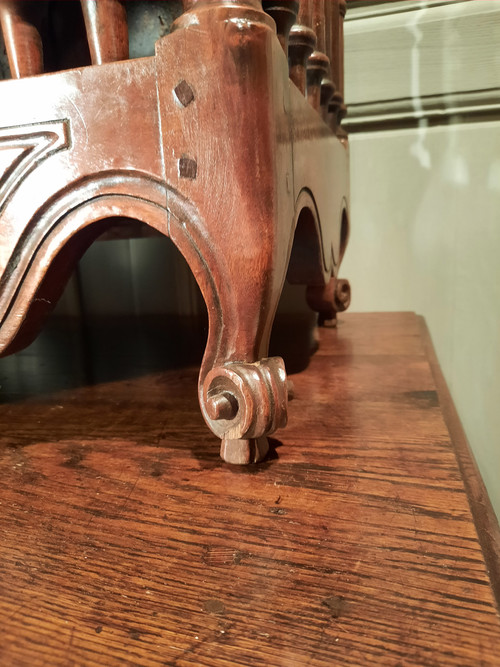 Credenza provenzale in noce modellata e intagliata del XVIII secolo.