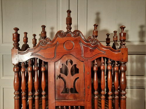 Credenza provenzale in noce modellata e intagliata del XVIII secolo.