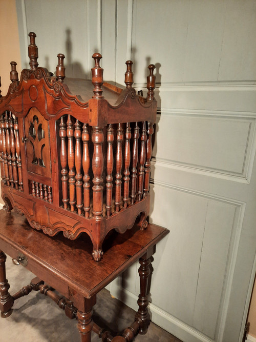 Credenza provenzale in noce modellata e intagliata del XVIII secolo.