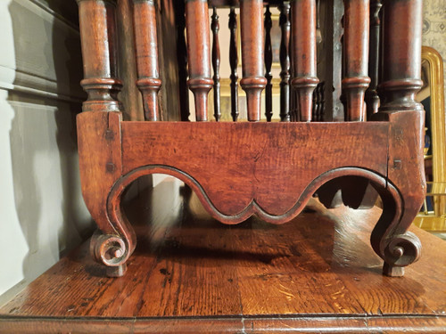 Credenza provenzale in noce modellata e intagliata del XVIII secolo.