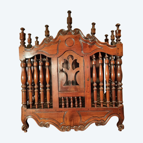 Credenza provenzale in noce modellata e intagliata del XVIII secolo.