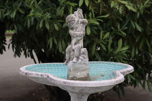 Fontaine De Jardin Néoclassique Avec Statue