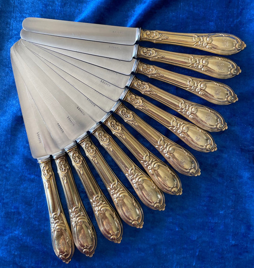 12 dessert knives.