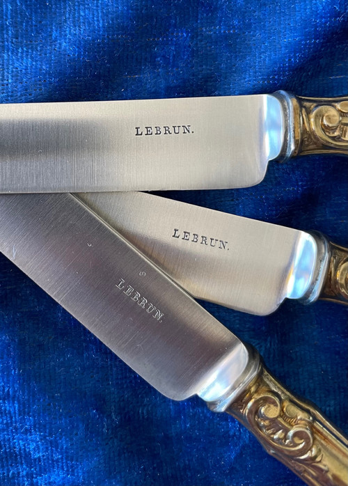 12 dessert knives.