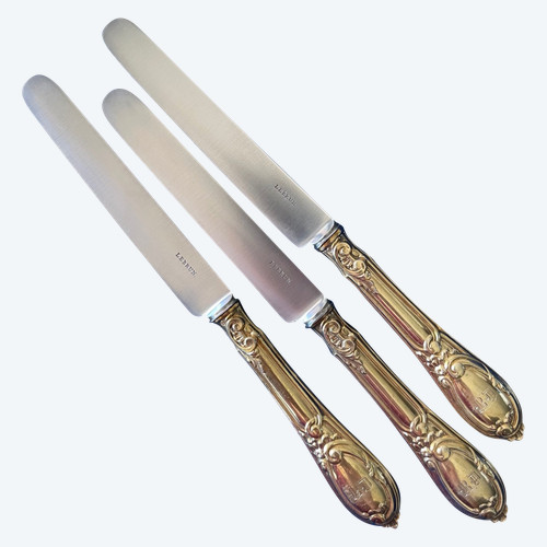 12 dessert knives.