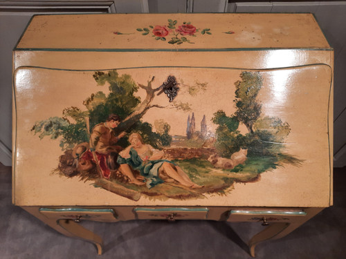 Bureau de pente de style Louis XV peint dans le goût du XVIIIème siècle.