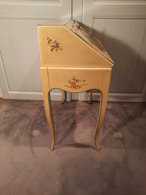 Bureau de pente de style Louis XV peint dans le goût du XVIIIème siècle.