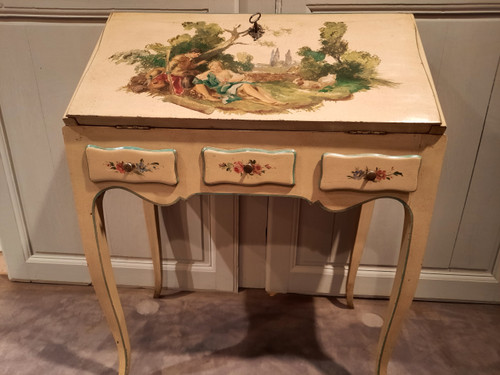 Bureau de pente de style Louis XV peint dans le goût du XVIIIème siècle.