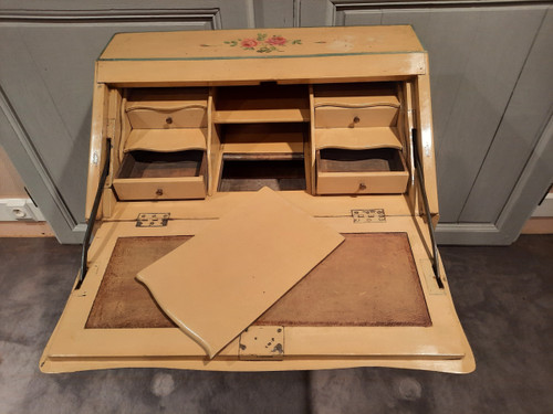 Bureau de pente de style Louis XV peint dans le goût du XVIIIème siècle.