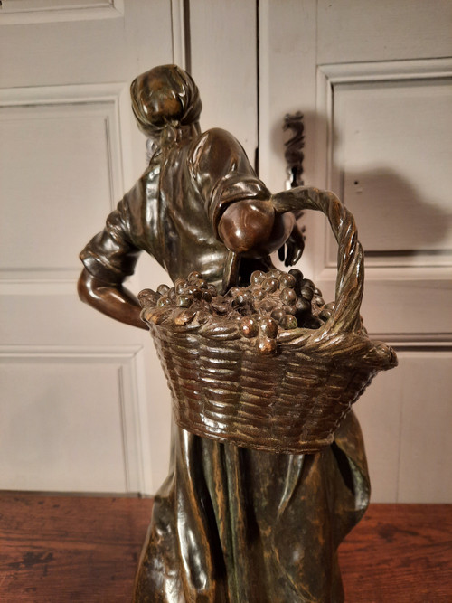 Bronze représentant « La Vendangeuse » signé Antonin Larroux (1859-1937).