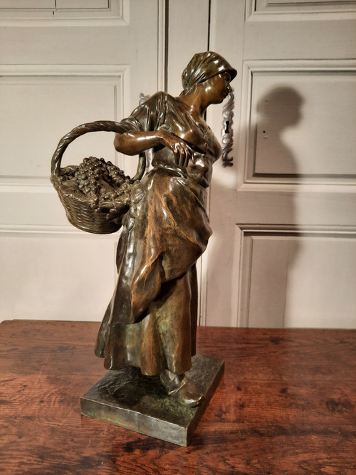 Bronze représentant « La Vendangeuse » signé Antonin Larroux (1859-1937).