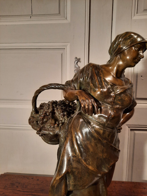 Bronze représentant « La Vendangeuse » signé Antonin Larroux (1859-1937).