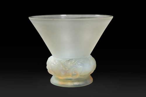 Discover the Magnificent PINSONS Vase by René Lalique 