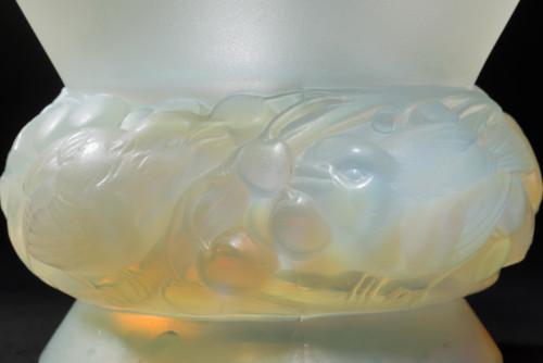 Discover the Magnificent PINSONS Vase by René Lalique 
