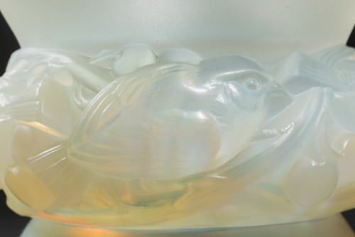 Discover the Magnificent PINSONS Vase by René Lalique 