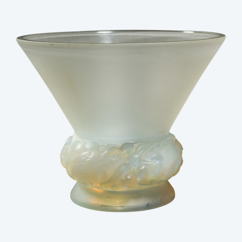Discover the Magnificent PINSONS Vase by René Lalique 
