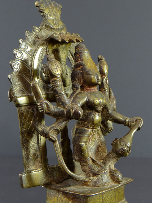 Indien, 17. Jahrhundert oder früher, Bronzegruppe, die die Göttin Durga darstellt.