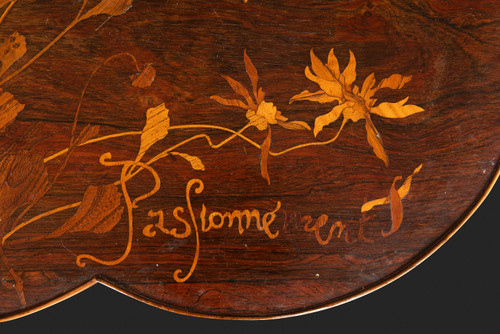 Guéridon Art Nouveau à plateau trilobé en marqueterie à décor de fleurs d’EMILE GALLE (1846 - 1904):