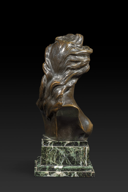 Il Busto di giovane donna con i seni scoperti di Jef Lambeaux (1852-1908):