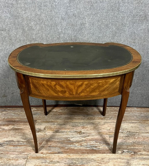 Louis XV style kidney-shaped desk in marquetry on all sides circa 1850. 