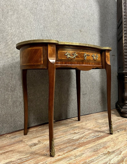 Louis XV style kidney-shaped desk in marquetry on all sides circa 1850. 