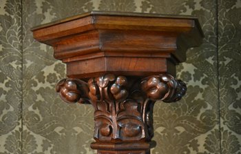 Colonna di quercia in stile gotico
